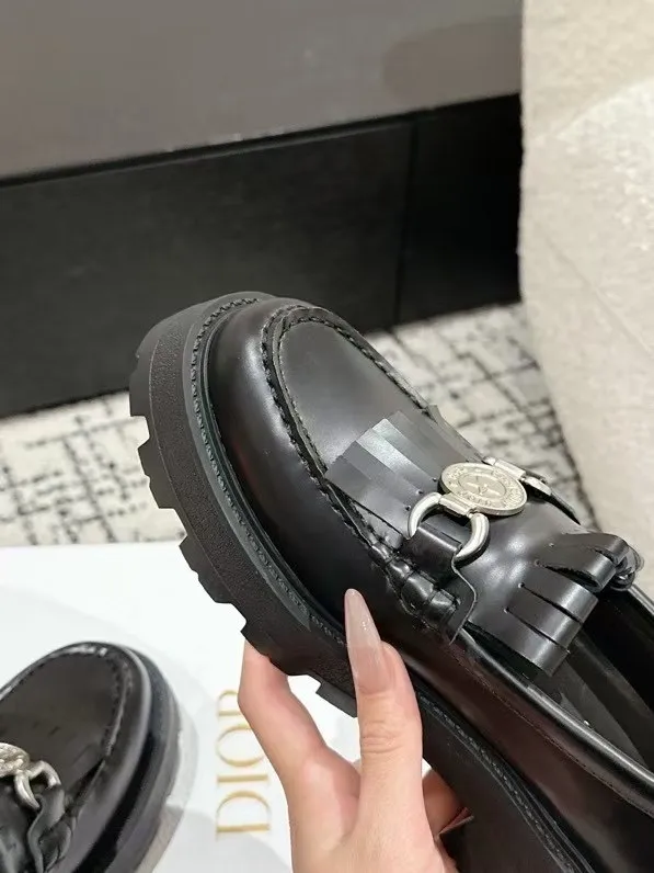 👟👟Ex-factory price 700👟👟 Dior 25/early spring new coin tassel thick-soled loafers made of black calf leather with white leather tassels to show a contrasting layering. The tassels are embellished with silver lucky star metal medals. They are very exquisite, comfortable and good-looking💯 and easy to match. Can be worn in spring, summer, autumn and winter! ✔️Upper: original imported open-edge beaded cowhide ✔️Inner lining: water-dyed cowhide ✔️Sole: original rubber foam outsole ✔️Size: 35-41 (40.41 customized, non-refundable)